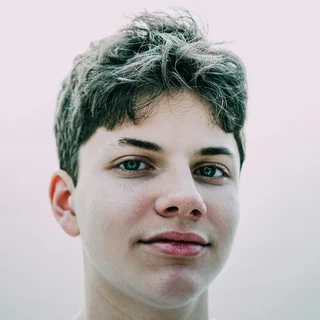 Portrait for the persona Miles Jackson: a teenage boy with short dark hair in a white shirt (photo: Unsplash).